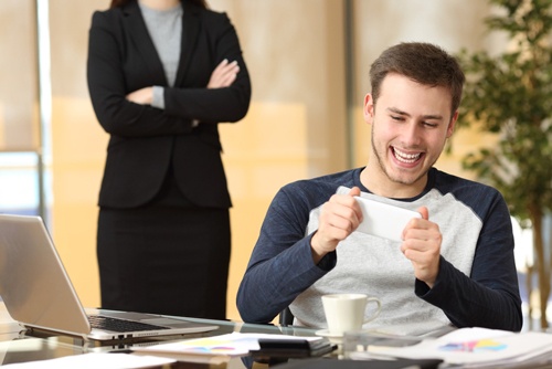 会社が「社員はサボる」と考え、社員が「仕事はサボれる」と考える環境ではジョブ型はうまくいかない。(写真提供:Antonio Guillem/Shutterstock.com)