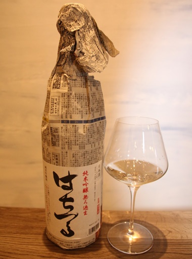 青森県の新聞を瓶カバーにしたユニークな「はちつる」。見た目のインパクト大