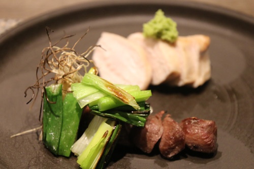 超旨辛口の日本酒「阿櫻」との相性は抜群の砂肝と胸肉だ。焼き鳥も1品ずつ器に盛りつけると「逸品」に変わる