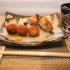 日本酒とのペアリングで堪能　箸を使って食べる焼き鳥