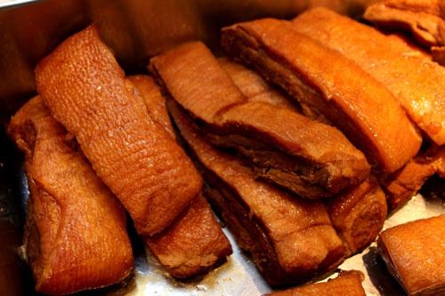 トロけるような柔らかさの「トロうま特製焼豚」は店舗で手作りされている。焼豚まみれ祭時は、朝から晩まで作り続けたとか