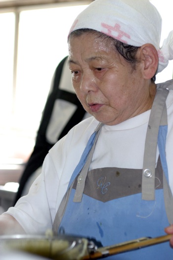 「坂内食堂」の故・坂内ヒサさんがテキパキと喜多方ラーメンを作っていく。創業当初の麺食に出資し、役員も務めて設立に尽力してくれたという（写真提供：麺食）