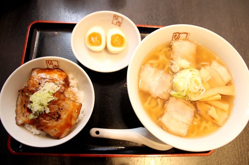 炙った香ばしい焼豚を盛ったご飯は食欲が進む。ご飯は、毎日店舗で炊く。ランチタイムは平日午後3時まで「半ライス」が無料になるのもうれしい限り