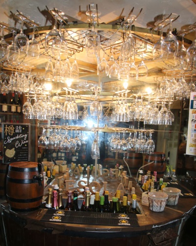 お客が使えるワイングラスをシャンデリア風にセットしたインパクトあるセルフワインコーナー。このコーナー自体がお店の象徴的なモニュメントにもなっている