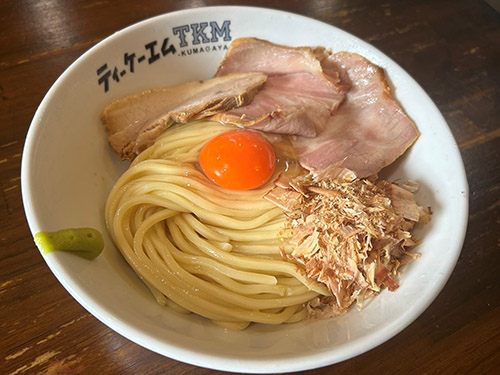 ラーメンフェスの行列で話題 「TKG」ならぬ「TKM（卵かけ麺）」：日経