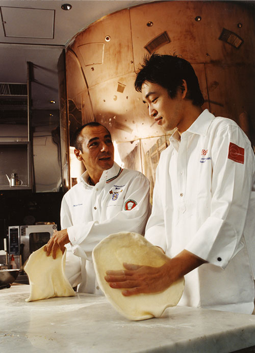 ナポリで修業、28歳でピッツァ競技会世界一になった日本人：日経