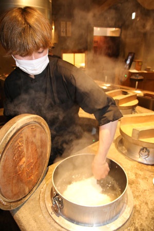 羽釜で炊いた炊きたてのご飯は甘くてうまい。4つの炊き場で15分ごとに炊き上がる