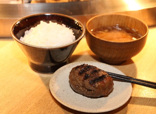 挽肉と米の定食。ハンバーグが提供されるごとにご飯をおかわりする人多し