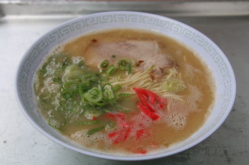 くどくないすっきりした豚骨スープが特注麺と絶妙に合う