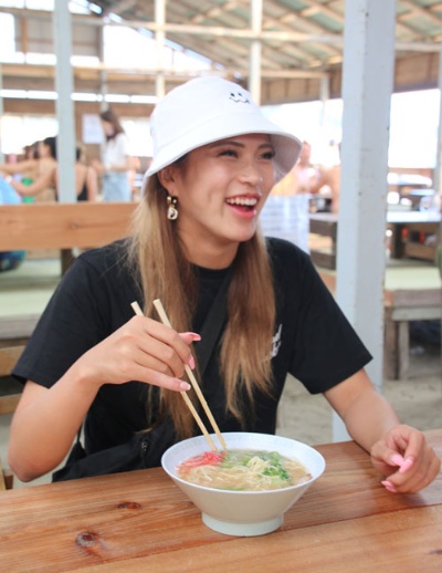 本場の絶品とんこつラーメンのうまさに笑みがあふれる