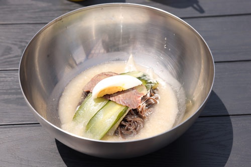 ハワイ通にも有名なユッチャン冷麺。半分凍ったスープは海の家で食べるとより格別だ