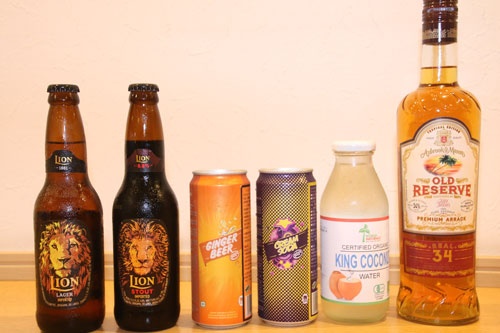 スリランカ産のドリンクも充実。左から、ライオンスタウト（スリランカ黒ビール、880円）、ライオンラガー（スリランカビール、880円）、エレファントハウスジンジャービアー（ノンアルコール、770円）、エレファントハウスクリームソーダ（770円）、オーガニックのキングココナツジュース（550円）、アラック（スリランカのココナツ蒸留酒、ロック／ソーダ割り660円、ボトル5500円）