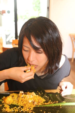 ご飯を指でつかみ口まで運ぶのが、最初は難しいかもしれないが、食べ進めるにつれ、後半にはうまく食べられるようになるはずとアドバイス