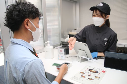 店に入ってすぐの受付で、料理やドリンクを注文。先払いシステムで、支払いはクレジットカードや電子マネーのみ。現金は利用できないのでご注意を