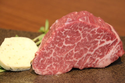赤肉の王様部位でもあるシャトーブリアン。通常、高級ステーキ店では100グラムで1万円を優に超える