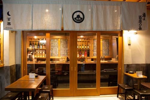 民家を生かした温かみのある外観。「どんなお店なんだろう」とのぞき込む通行客も