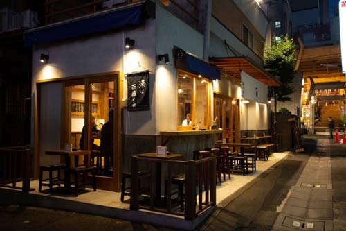 参道沿いの隠れ家的立地でありながら人が集まりやすい最高のロケーションだ。烏森神社も目と鼻の先。ライトアップされた夜帯はグッと雰囲気が増す