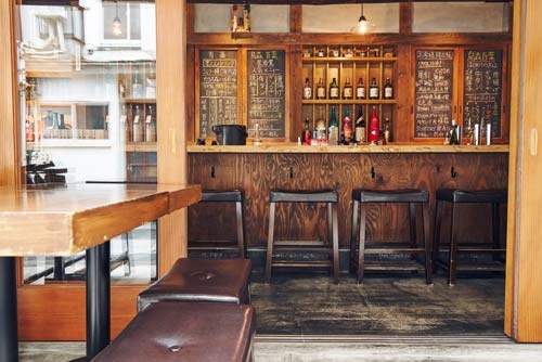 お酒が進む居心地が大変良い1階店内。目利きの酒屋に任せてセレクトしてもらったリーズナブルでおいしいレアな日本酒が充実している