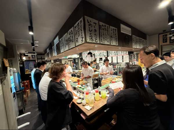 立ち食いずしが進化 チケット制とニックネームで「なじめる」店に