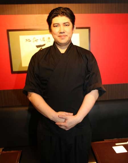村上聡(むらかみさとる)氏。代官山のイタリアン「リストランテASO」の立ち上げメンバー、自由が丘のフレンチ「ラ・ビュット・ボワゼ」を経て、2009年、「地鶏酒房 万徳」料理長に就任。20年から店主となる