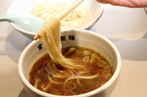 六本木で連日行列 熊本の老舗製麺所発・のどごし生麺を堪能：日経