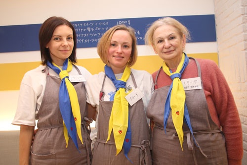 「スマチノーゴ」で働くウクライナスタッフたち。左からナターリアさん、アリーナさん、イリーナさん