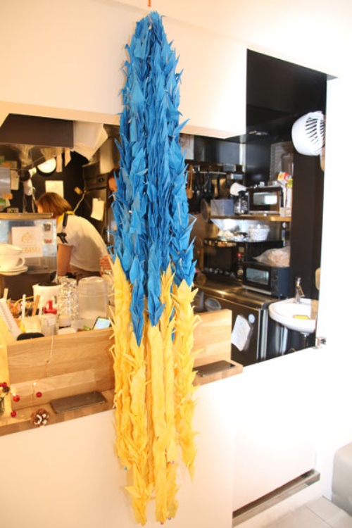 店内に飾られているウクライナカラーの千羽鶴は、ウクライナ大使館からプレゼントされたものだ
