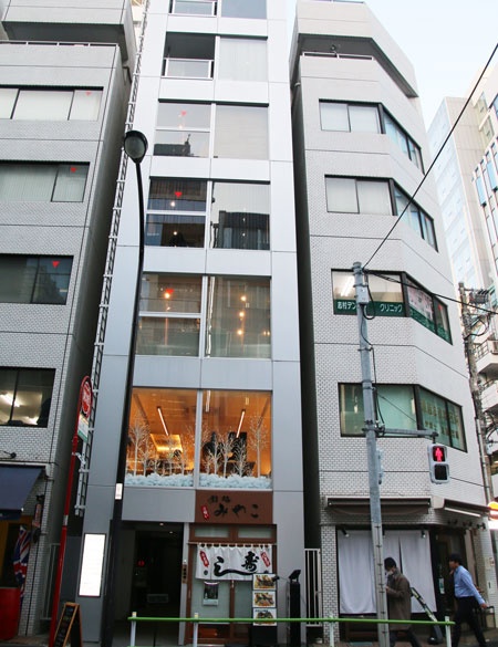 明るい店内のウクライナ料理店「スマチノーゴ」は、外観も目を引く