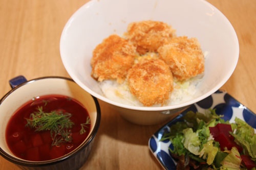 「キーウ風カツレツ丼」に、「和風ボルシチ」、ボルシチにも使われている地中海原産の野菜ビーツを使用した「ビーツのミニサラダ」が付いて1200円(以下、価格は全て税込み)。1日平均で20食提供している。「鮭と野菜のウクライナ風スープ」(1200円)も、体に染み渡る優しい味付けで好評だ。このメニューには「ビーツのミニサラダ」と「ウクライナの黒パン」が付いてくる。