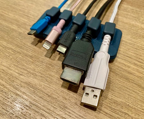 左からMicoro USB Type-B、Lightning、USB Type-C、HDMI、USB Type-A。一度設置すれば、使いたいケーブルをすぐに見つけられ、フラストレーションから解放される