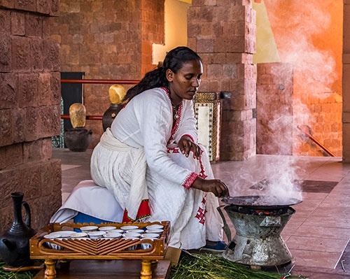 エチオピアのコーヒーセレモニー。鉄鍋で豆を煎る（写真：Shutterstock）