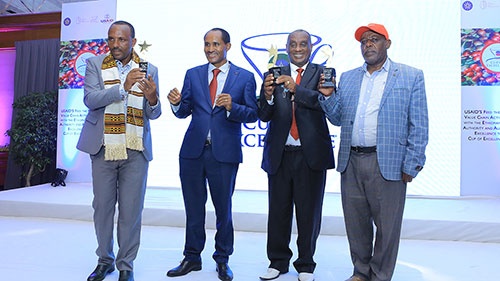左が1位を獲得したニグセ・ゲメダ・ムデさん、右の二人は2位のルムダモ・コーヒー・インダストリー・トレード社の担当者。20年エチオピアでのCOE授賞式の一コマ