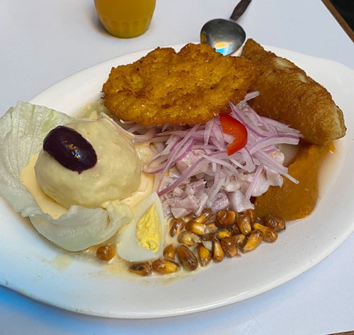 ペルーの代表料理の1つ、魚介マリネのセビーチェ（写真中央）