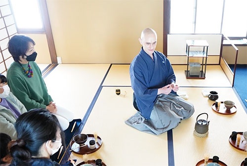 日本文化に魅せられたベルギー人の茶道家が開く「茶ノ実鶴園」で抹茶の立て方を学ぶ