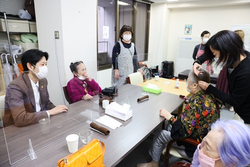 歌舞伎町のオフィスビルの中にある新宿デイサービス。利用者とスタッフの距離が近く、穏やかな時間が流れている(写真:鈴木愛子)