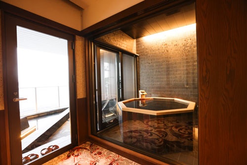 鳥居崎倶楽部の室内に設置されているお風呂は、亀山温泉ホテルのチョコレート源泉を使用している（写真提供：鳥居崎倶楽部）