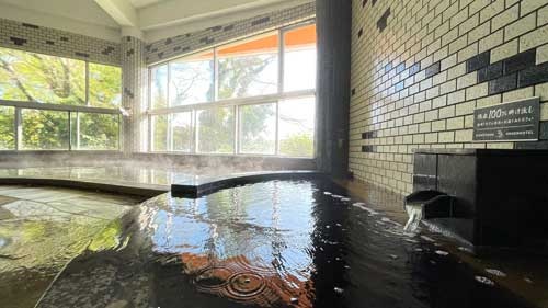 亀山温泉ホテルは1950年創業、全14室の温泉旅館。湯が茶色の「チョコレート源泉」が特徴（写真提供：亀山温泉ホテル）