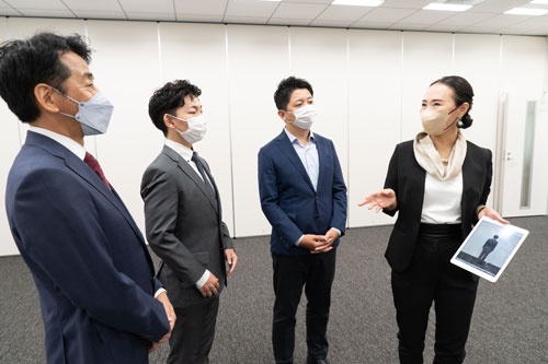 受講生は、写真左から、人材育成コンサルタントの瀬越敏弘さん、生命保険の営業職、穂苅祐介さん、展示会を主催する会社の営業職、関 雄大さん。3人とも、スーツで人前に出る機会の多い仕事に就いている(写真=稲垣純也)