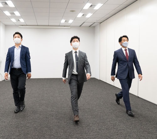 目線を上げて歩くと、同じ距離でも歩数が0.5~1歩減った。歩幅が広くなったためだ。堂々と歩いている印象を受ける(写真=稲垣純也)