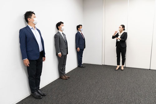 1日3分、正しい姿勢を体に記憶させるトレーニング(写真=稲垣純也)
