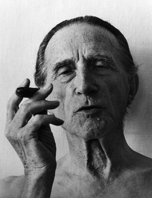 マルセル・デュシャン。フランス生まれの現代美術の大家。もともとは油絵の画家だったが、後に現代アートの素となる作品作りにシフトした。作家活動の傍らチェスにも没頭、フランス代表として国際大会で幾度と熱戦を繰り広げた。(1887年7月28日〜1968年10月2日)(写真=Christer Stromholm Estate/Agence Vu/アフロ)