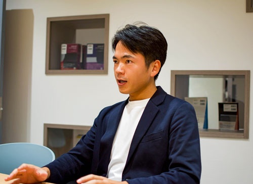 「大学では留学生のほか、帰国子女も多くいたので、自然と英語を学べる環境でした。『Hang out!(遊ぼう)』と話しかけて仲良くなり、『これってどういう意味?』と質問して、英語の表現を教えてもらっていました」
