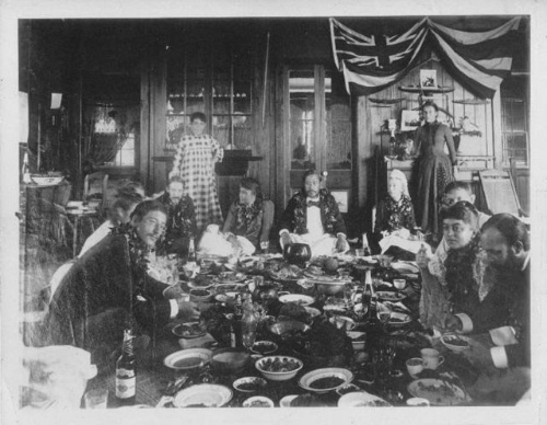 中央奥に座るカラカウア王から左に、後に女王となるリリウオカラニ、『ジキルとハイド』や『宝島』の作者ロバート・L・スティーブンソンが座り、ワイキキの別荘でルアウ（パーティー）が行われた（写真：Hawaii State Archives PP-96-14-004 1889）