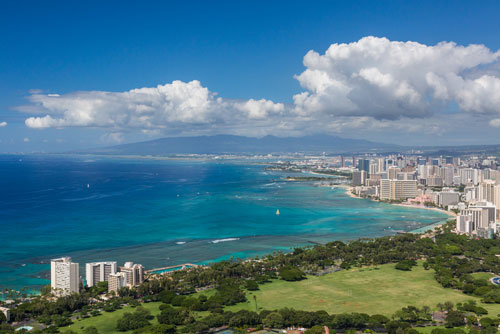 ダイヤモンドヘッド頂上から見たカピオラニ公園（写真：Hawaii Tourism Authority (HTA) ／ Tor Johnson）