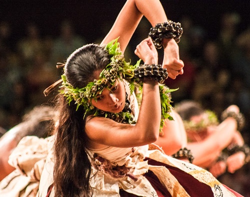 鍛錬を積んだ踊り手によるフラは、格別な美しさと迫力だ(写真:Island of Hawaii Visitors Bureau〔IHVB〕/ Lehua Waipa AhNee)