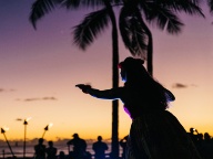 ハワイの伝統舞踊フラを“根絶"から救った「陽気な王様」