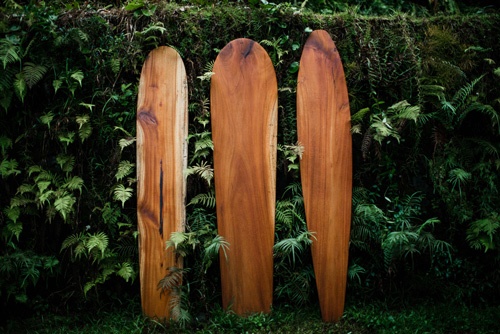 ハワイの伝統的な木製サーフボード（写真：Hawaii Tourism Authority（HTA）/ Heather Goodman / @hbgoodie）