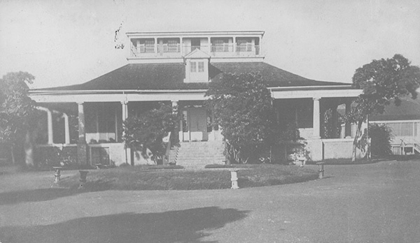 現イオラニ宮殿の地にあった宮殿「ハレ・アリイ」。マウイ島ラハイナを首都としていたカメハメハ3世が、1845年にホノルルをハワイ王国の首都とし、この建物を宮殿にして移り住んだ。後にカメハメハ5世が名称を「イオラニ宮殿」に変えた(写真=Hawaii State Archives PP-10-5-003)