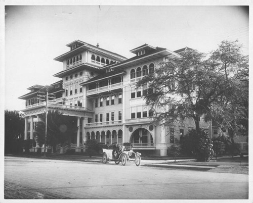 開業当初の旧モアナホテル（現モアナサーフライダー）（写真：Hawaii State Archives 　PP-42-2-022）