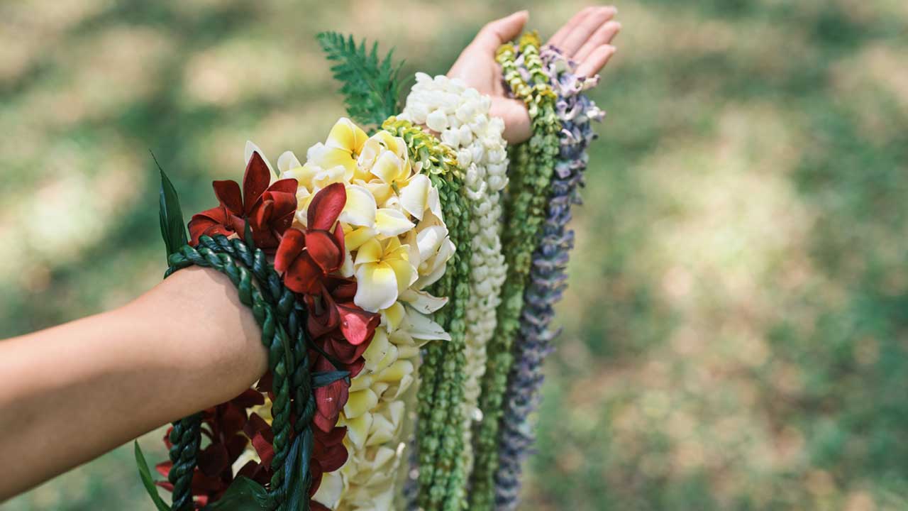 ハワイを彩るレイ 1000年を超えて受け継がれるアロハの心：日経